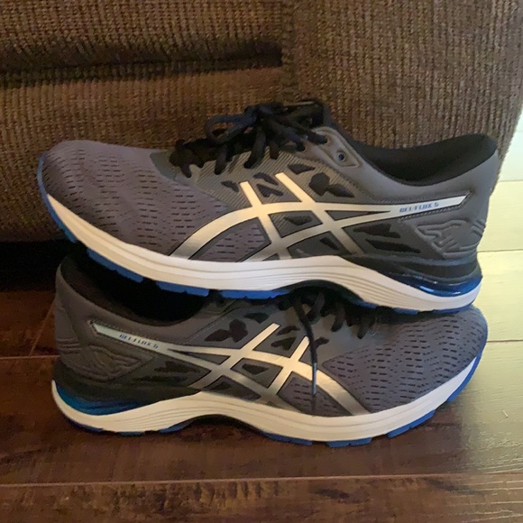Men’s ASIC workout shoe - Picture 3 of 4